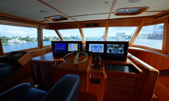 Catch yacht Hidden Bridge Equipment