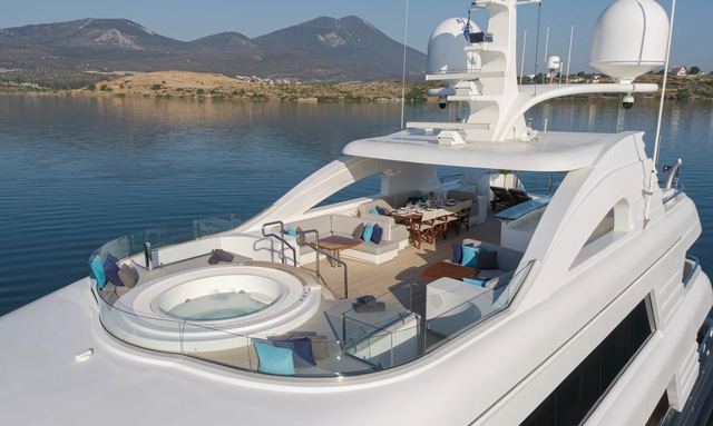 I Sea yacht Jacuzzi Deck With Room Around It