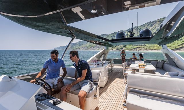 Dolly yacht Flybridge Built for Entertaining