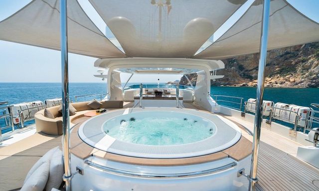 FreeDay yacht Sunbathing & Jacuzzi Areas