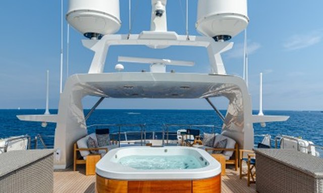 Jus Chill'n 3 yacht Luxurious Flybridge