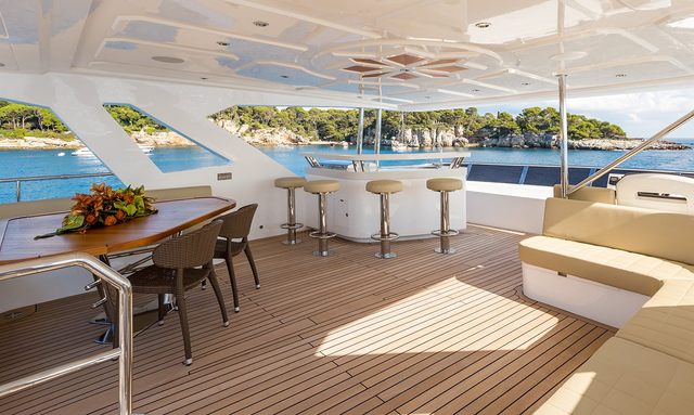 Amore yacht Flybridge Entertaining Deck