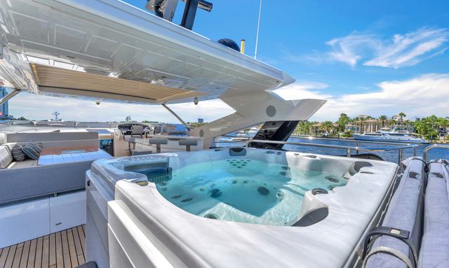 Linzee yacht Flybridge Jacuzzi