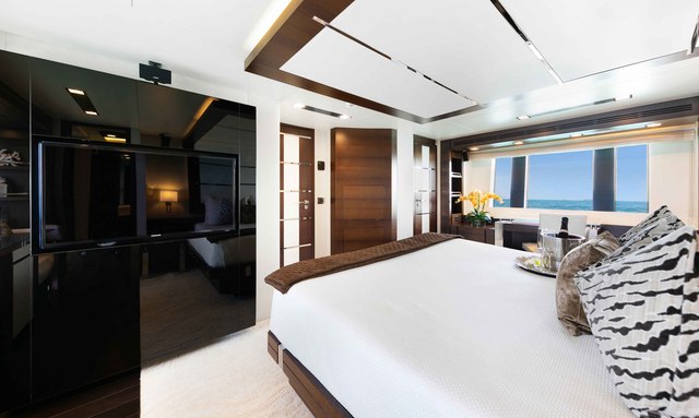 Insieme yacht Full Beam Master Suite