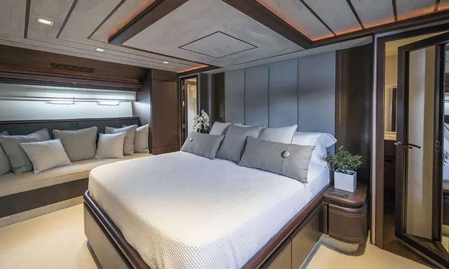 Lazy Days yacht Spacious Master Suite