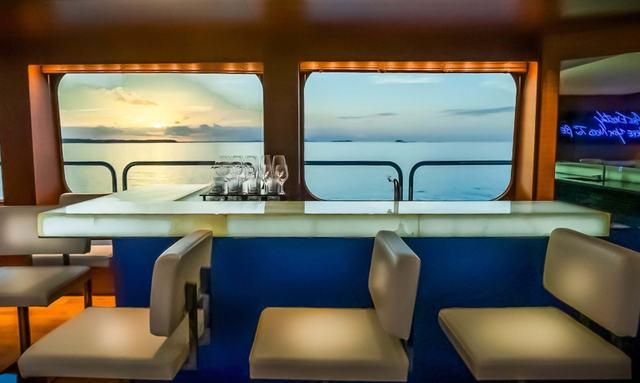 Odessa yacht Glass-Topped Onyx Bar