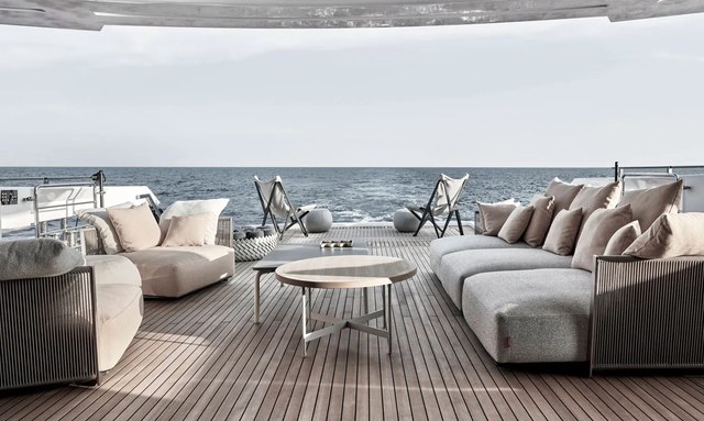 Attitude yacht Sundeck Oasis