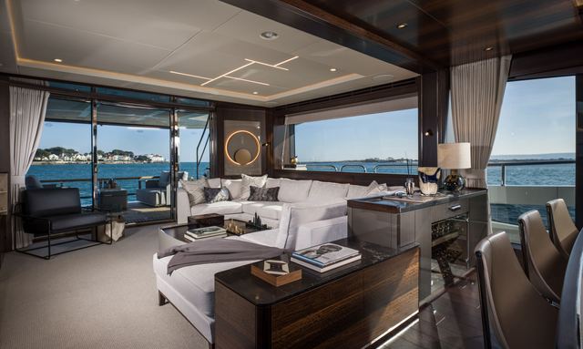 Junior yacht Indoor-Outdoor Saloon Layout
