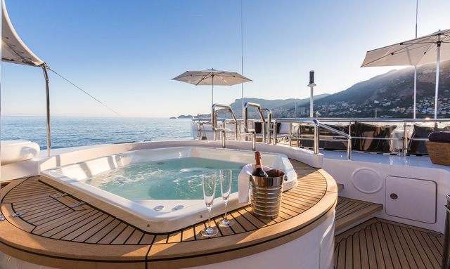 Air yacht Jacuzzi and Wet Bar