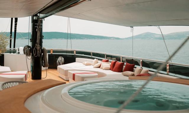 Reposado yacht Jacuzzi for 8