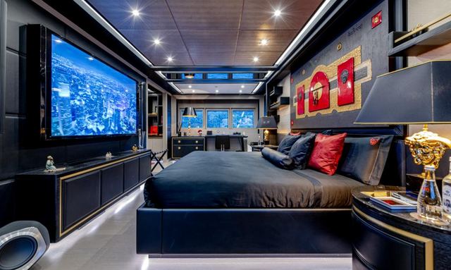 Black Legend yacht Full-Beam Owner's Suite