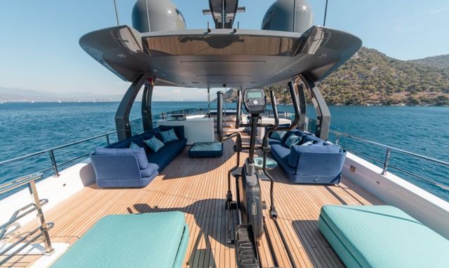 Renewal 3 yacht Innovative Sundeck