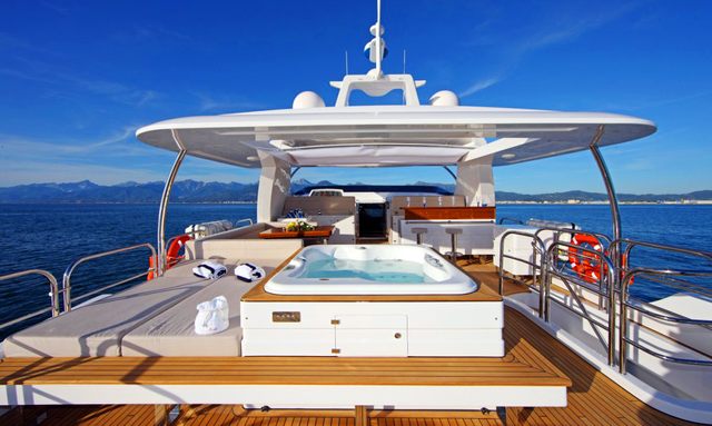 Sea Gypsy yacht Flybridge with integrated jacuzzi and social layout