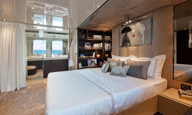 Calm yacht Forward-facing master cabin