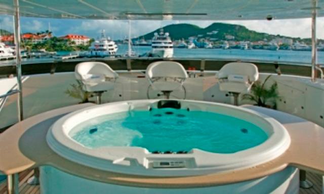Queen D yacht Full-Scale Outdoor Living