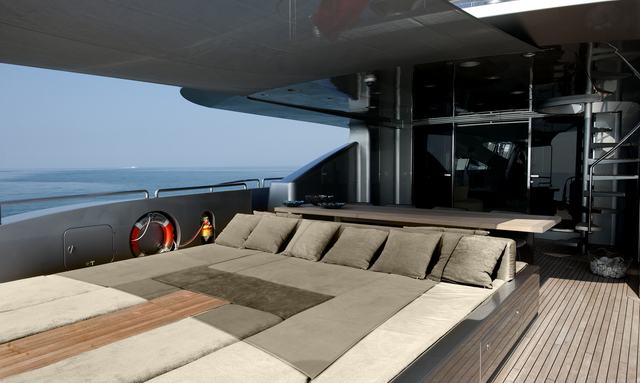 Flying Dagger yacht Versatile Deck