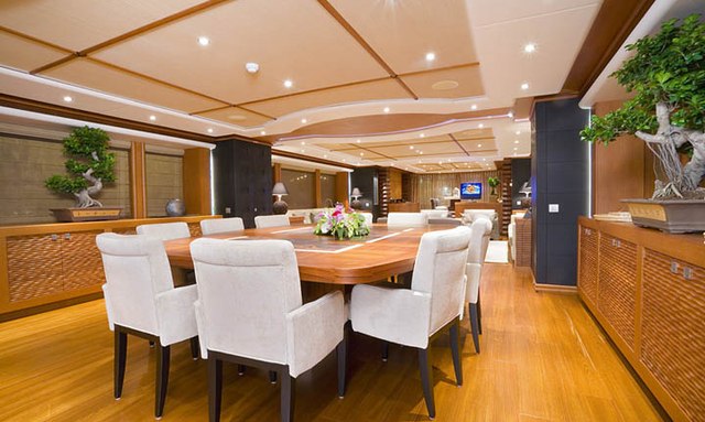 Sirocco yacht Versatile Dining Space