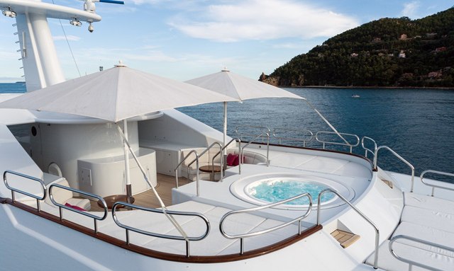 Sea Huntress yacht Sundeck Features