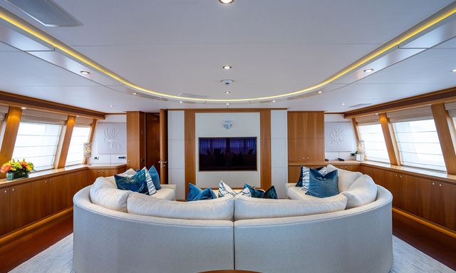 Sharkfinn yacht 