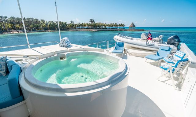 Checkered Past yacht Full outdoor living flybridge