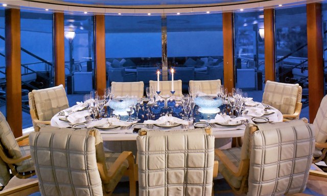 4 Roses yacht Surrounded by Glass