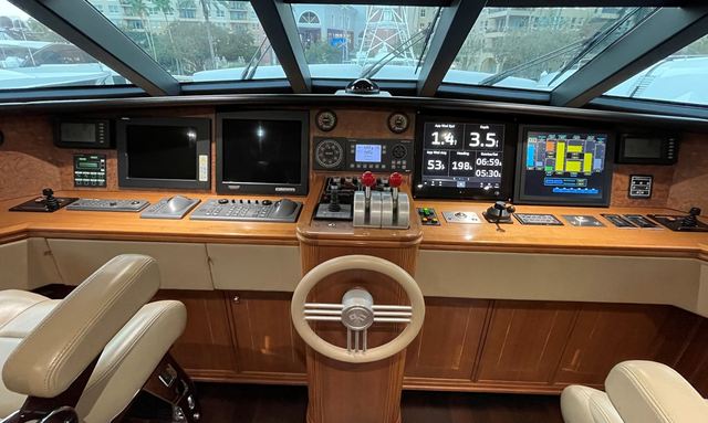 Invictus yacht High-Tech Pilothouse