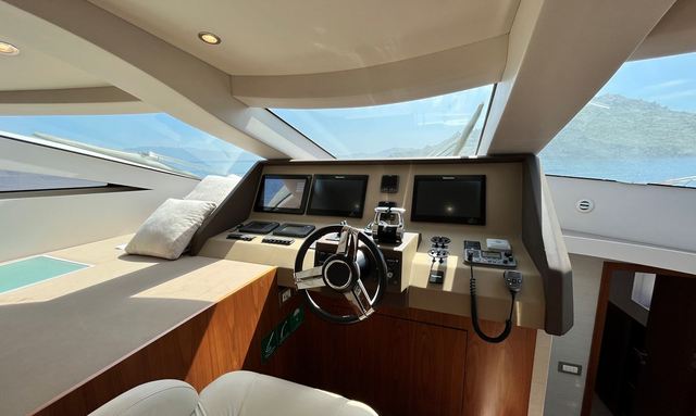 Victory yacht State-of-the-Art Pilot House