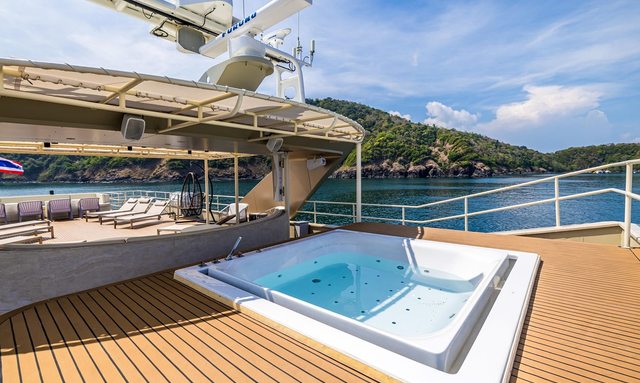 Vanora yacht Sundeck Jacuzzi