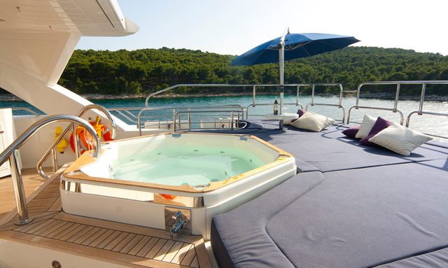 Arago yacht Excellent Flybridge Entertaining Space