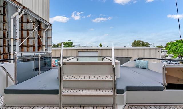 Invictus yacht Infinity Pool