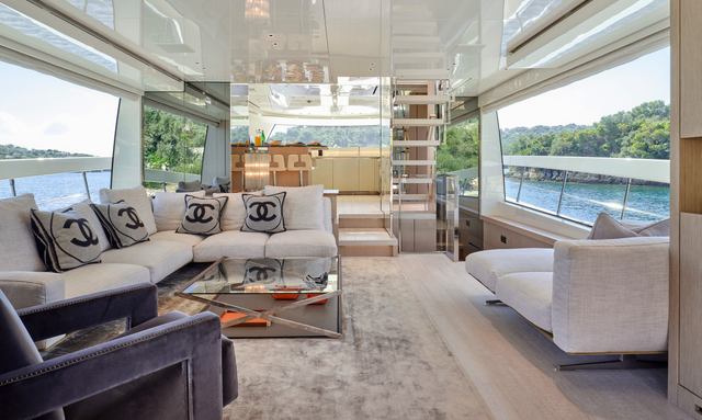 Invictum yacht Open-plan main deck without helm station