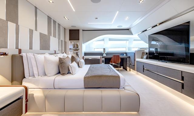 Cabo yacht Full-Beam Master Suite