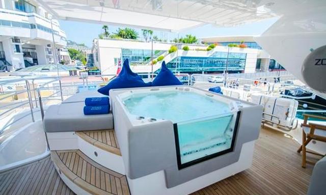Maoro yacht Jacuzzi Flybridge