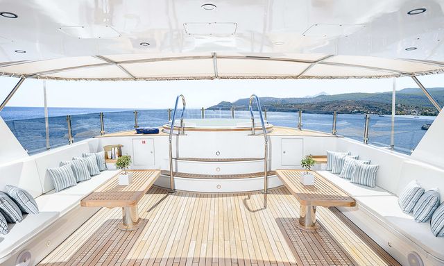 Wind of Fortune yacht Sun Deck Jacuzzi