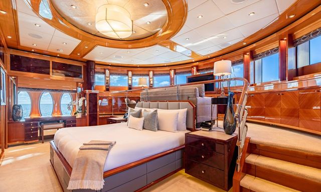 Impromptu yacht Split-Level Owner’s Suite