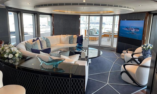 Rocket yacht Circular Lounge Views