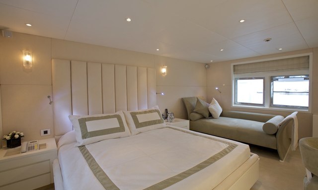 Achilles yacht Full-Beam Master Suite 