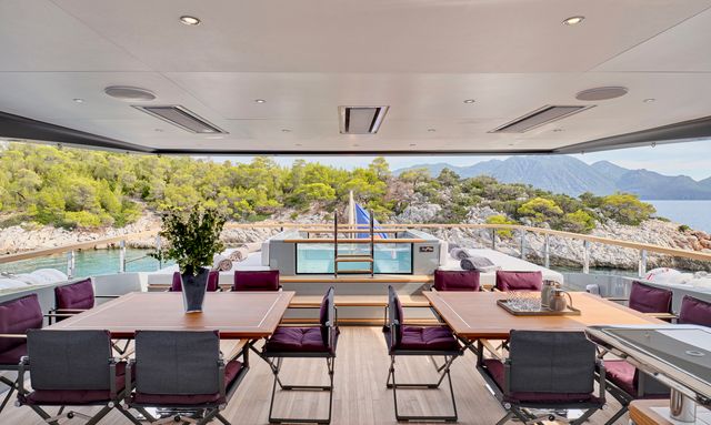 Para Bellvm yacht Shaded Sundeck Lounge