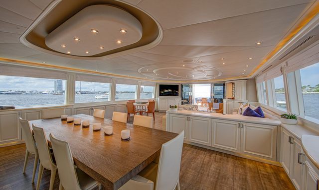 Libertas yacht Open-Plan Saloon