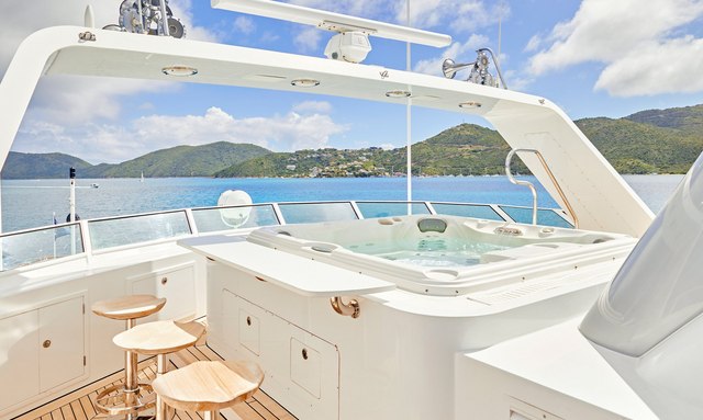 Amara yacht Open-Plan Sun Deck