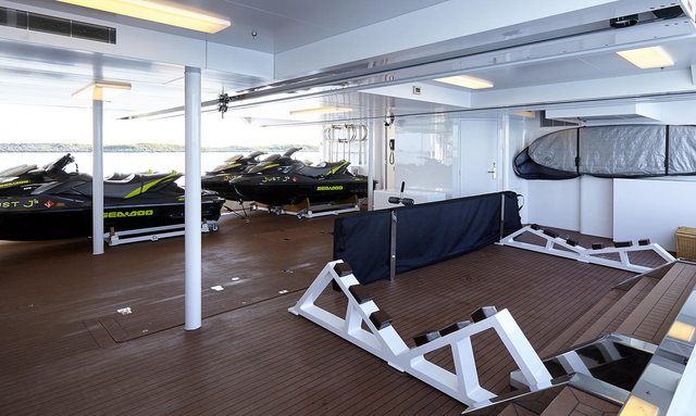 Jubilee yacht Adaptable Tender Garage
