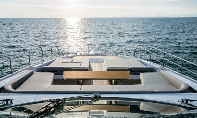 Pantera yacht Vertical bow with usable foredeck