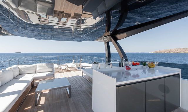 No Sauce yacht Sundeck Amenities
