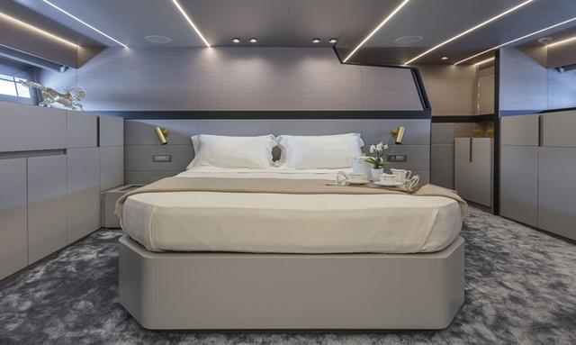 Haze yacht Full-Beam Owner's Suite