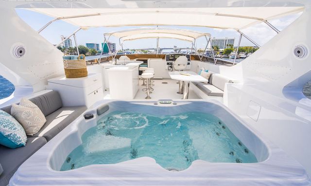 Carpe Diem yacht Flybridge Hot Tub