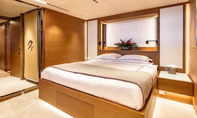 Naia yacht Full-Beam VIP Comfort