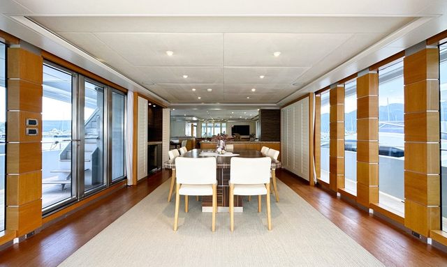 Shu U Rite yacht Open-Plan Upper Deck