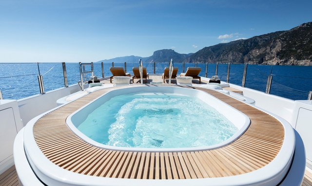 Galene yacht Sun Deck