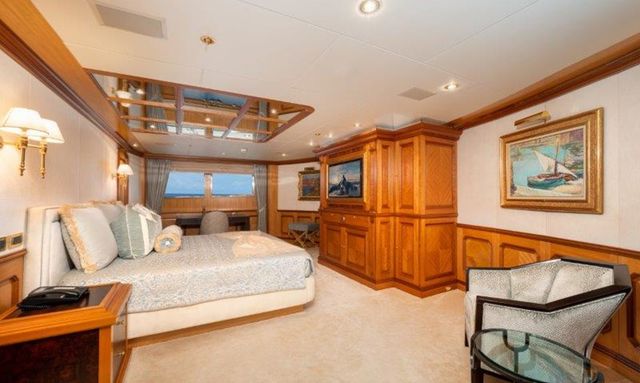 Amanti yacht Owner's Suite