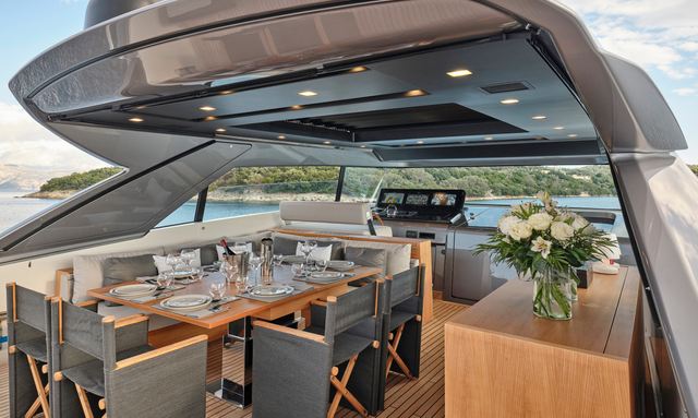 Invictum yacht Semi-enclosed flybridge with climate control